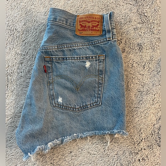 Womens Levi’s denim shorts - Picture 1 of 4